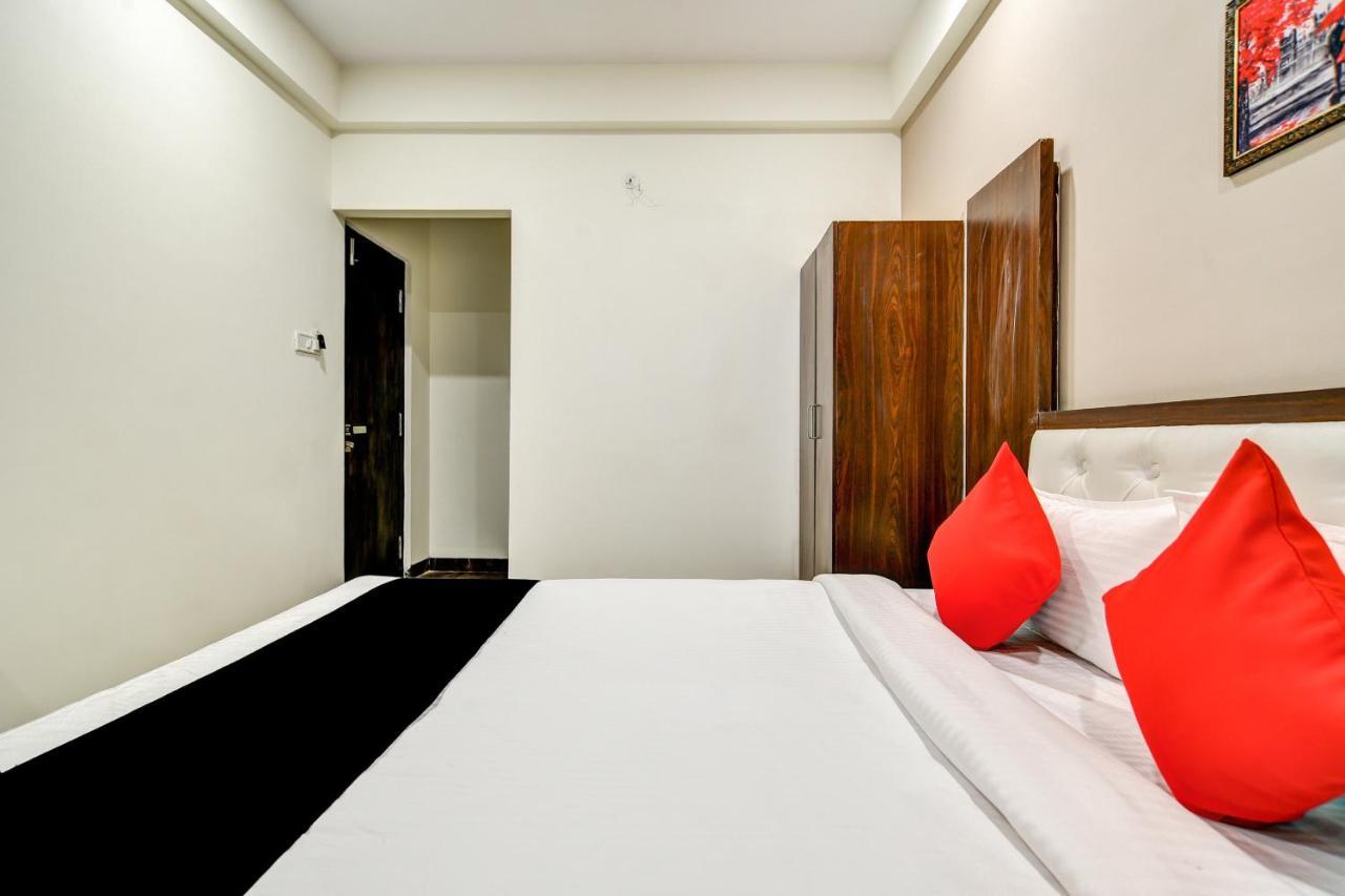 Capital O 77828 Hotel Twinkle Regency אינדורה מראה חיצוני תמונה